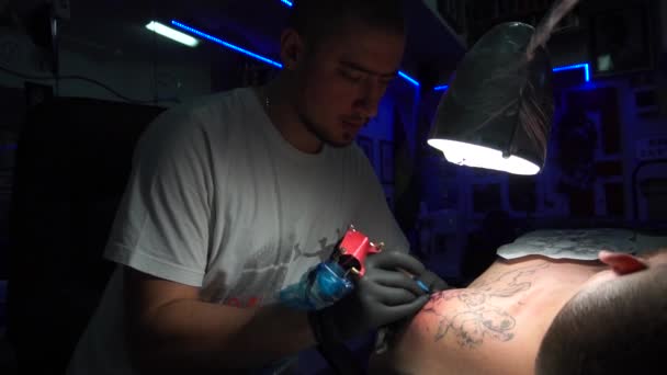 Tatuagem Artista Fazer Tatuagem Estúdio — Vídeo de Stock