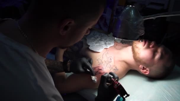 Tetovací Umělec Udělat Tetování Studiu — Stock video
