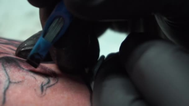 Тату Художник Робить Татуювання Студії — стокове відео