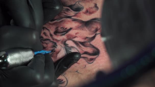 Tatuagem Artista Fazer Tatuagem Estúdio — Vídeo de Stock