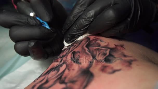 Tatuagem Artista Fazer Tatuagem Estúdio — Vídeo de Stock