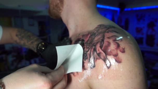 Tetováló Művész Hogy Tetoválás Stúdióban — Stock videók