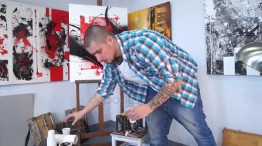 Dekolmanı. Sanatçı bir resim boyama işlemi