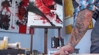 Bir başyapıt oluşturulmasında ısrar. Rahat bir atmosferde. Sanatçı resim