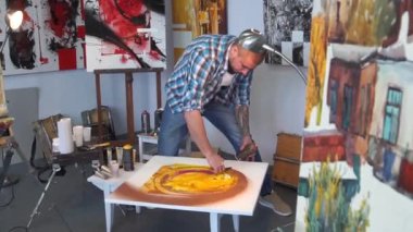 Dekolmanı. Sanatçı bir resim boyama işlemi