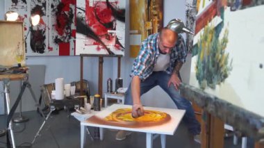 Bir başyapıt oluşturma sürecinde. Profesyonel bir sanatçı onun çalışma