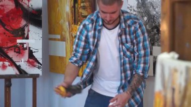 Onun stüdyosunda boyama bir erkek sanatçı