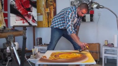 Bir başyapıt oluşturma sürecinde. Profesyonel bir sanatçı onun çalışma