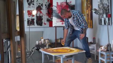 Onun stüdyosunda boyama bir erkek sanatçı