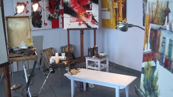 Artiste Masculin Peignant Dans Son Atelier — Video