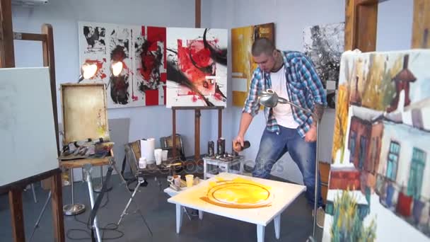 Artiste Masculin Peignant Dans Son Atelier — Video