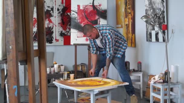 Homme Coloré Avec Une Barbe Peinture Sur Toile — Video