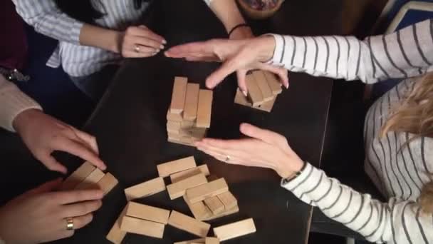 Making Jenga toren naar beneden vallen — Stockvideo