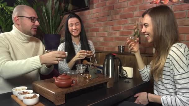 Groupe adulte d'amis Boire du thé puerh — Video