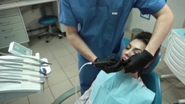 Diş hekimi yapmak bir sağlık kontrolü ve genç bir kadın için Diş Temizleme