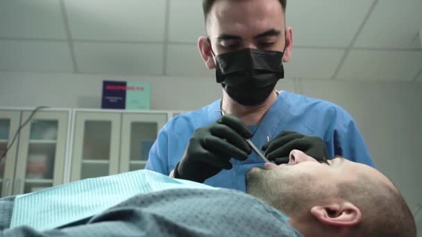 Dentista Fazendo Tratamento Dentário Para Paciente — Vídeo de Stock