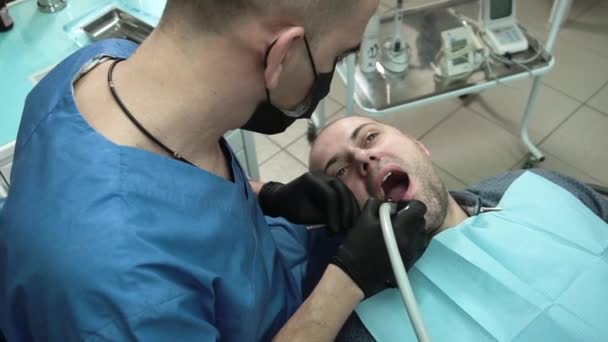 Diş Hekimi Yapmak Bir Sağlık Kontrolü Diş Temizleme — Stok video