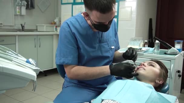 Tandläkaren Gör Checkup Och Dental Rengöring För Ung Kvinna — Stockvideo