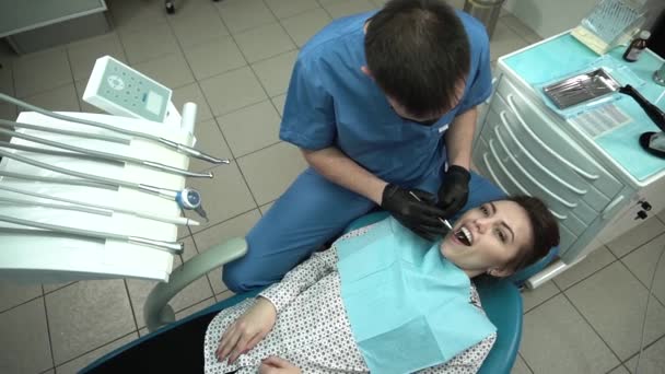 Стоматолог Зробити Огляд Чищення Зубів Молодої Жінки — стокове відео