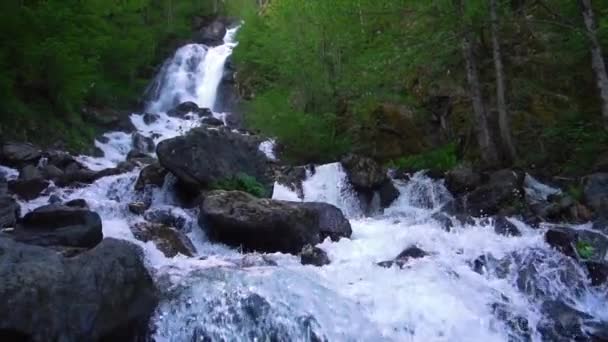 Cascade de montagne avec eau claire 