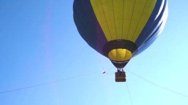 Sıcak hava balon A karşı parlak mavi gökyüzü. Rusya, Krasnodar bölgesi, şehir Abinsk. Festivalin 12 Mayıs 2018 Havacılık 
