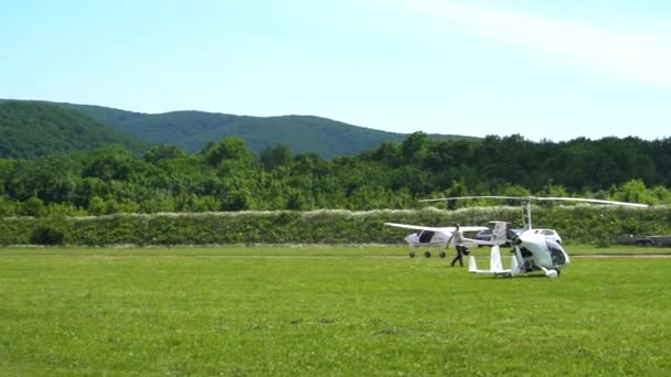 空港から小型飛行機離陸します ロシア クラスノダール地方 アビンスク市 2018 日航空 アビンスク リビエラ の祭り — ストック動画