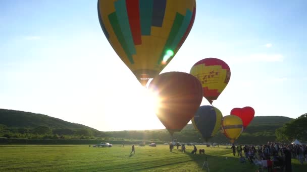 Heißluftballone Fliegen Bei Sonnenuntergang Über Den Schönen Herbstwald Russland Krasnodar — Stockvideo