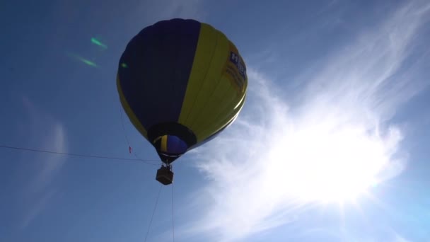 Globo Aire Caliente Volando Cielo Azul Rusia Región Krasnodar Ciudad — Vídeos de Stock