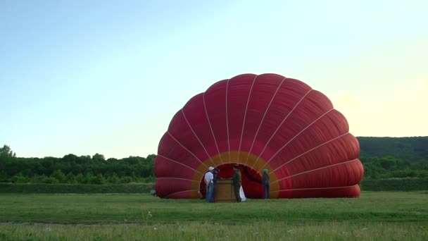 热气球膨胀与火焰 俄罗斯 克拉斯诺达尔地区 Abinsk 2018年5月12日航空节 Abinskiy — 图库视频影像