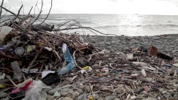 Bottiglie di plastica della spiaggia e in mare. Mar Nero, Tuapse, Russia — Video Stock