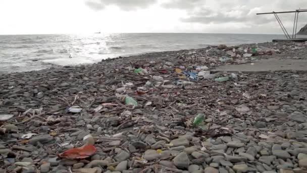 Bottiglie di plastica della spiaggia e in mare. Mar Nero, Tuapse, Russia — Video Stock