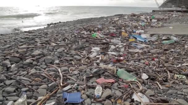 Пластиковые бутылки пляжа и в море. Черное море, Туапсе, Россия — стоковое видео