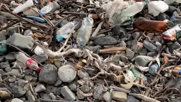 Botellas de plástico de la playa y en el mar. Mar Negro, Tuapse, Rusia — Vídeos de Stock