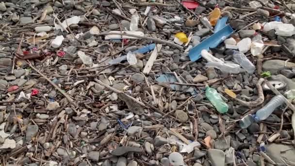 Plastikflaschen am Strand und im Meer. Schwarzes Meer, Tuapse, Russland — Stockvideo