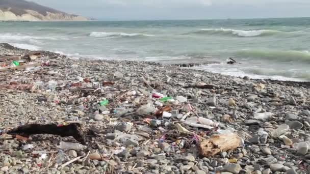 Plastflaskor av stranden och i havet. Svarta havet, Tuapse, Ryssland — Stockvideo
