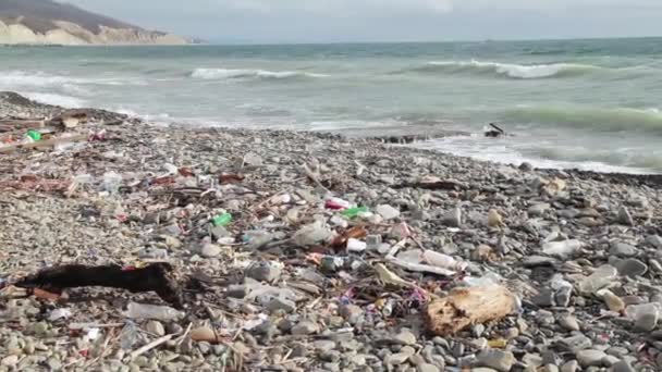 Botellas de plástico de la playa y en el mar. Mar Negro, Tuapse, Rusia — Vídeos de Stock