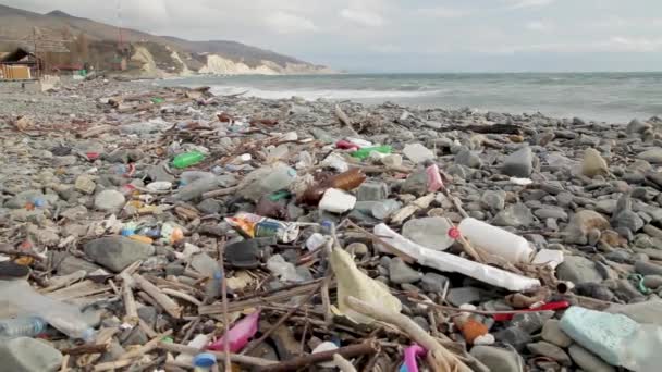 Bottiglie di plastica della spiaggia e in mare. Mar Nero, Tuapse, Russia — Video Stock