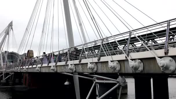 Londres. Panorama. Ponte de pedestres no rio Tamisa . — Vídeo de Stock