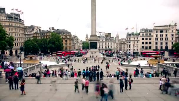 London. Time lapse. Trafalgar Square, a favorite place of tourists. — Stock Video