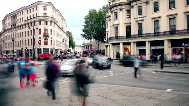 Londra. Zaman atlamalı. Orta yol. Geçen arabaların ve otobüs. — Stok video