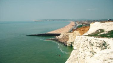 Seaford. Yaz. Plaj boyunca Beyaz kayalıklar 