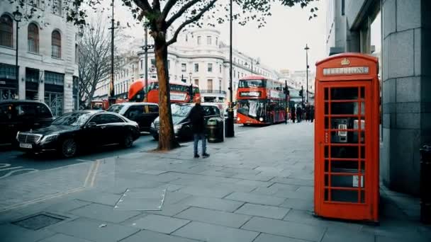 London. Along the sidewalk there is a red telephone booth — Stock Video