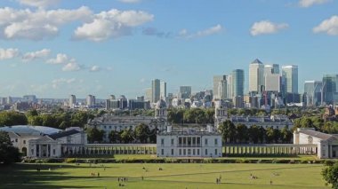 Greenwich Parkı. Zaman atlamalı. Beyaz bulutlar float Londra üzerinden. 