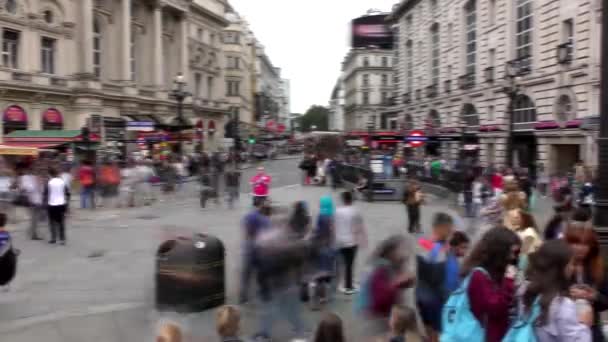 Londres. Desfasamento temporal. Piccadilly Circus. Caminhando pelas calçadas as pessoas e os carros descem a estrada . — Vídeo de Stock
