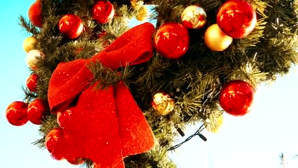 Vánoce. Tři záběry. Červenou stuhu a vánoční dekorace. 