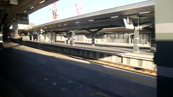 Arrivée à la gare. La vue depuis la fenêtre du train . — Video