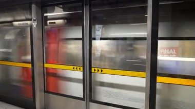 Londra. Varış ve ayrılış tren metro. 