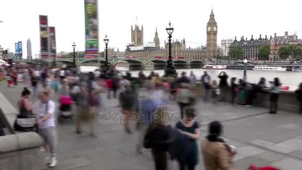 Temps écoulé. Londres. Le trottoir le long de la Tamise . — Video