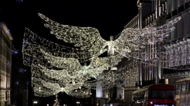 Gece Londra. Parlayan melek.