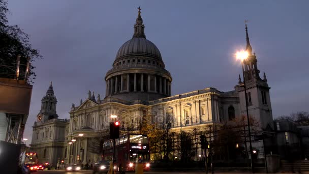 Zeitraffer. Nacht London. St. Pauls-Kathedrale. — Stockvideo